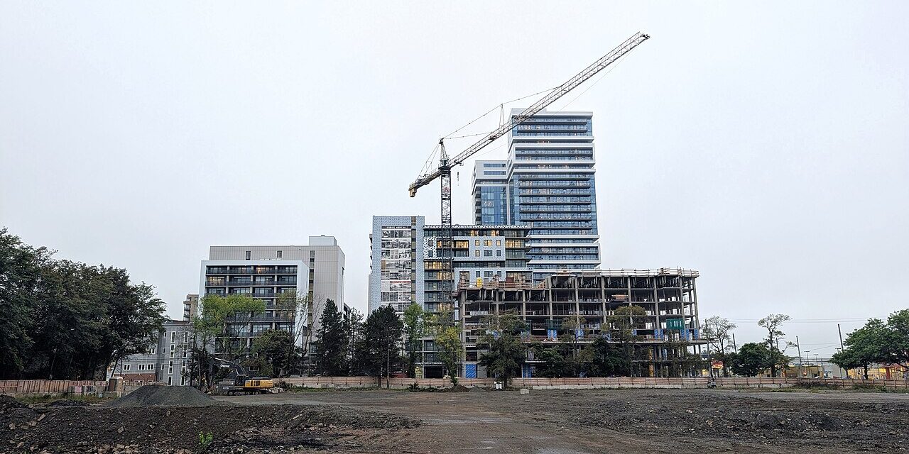 Monitoring the construction of a residential complex with 3D tours Строительная площадка жилого высотного дома с башенным краном и бетонным каркасом